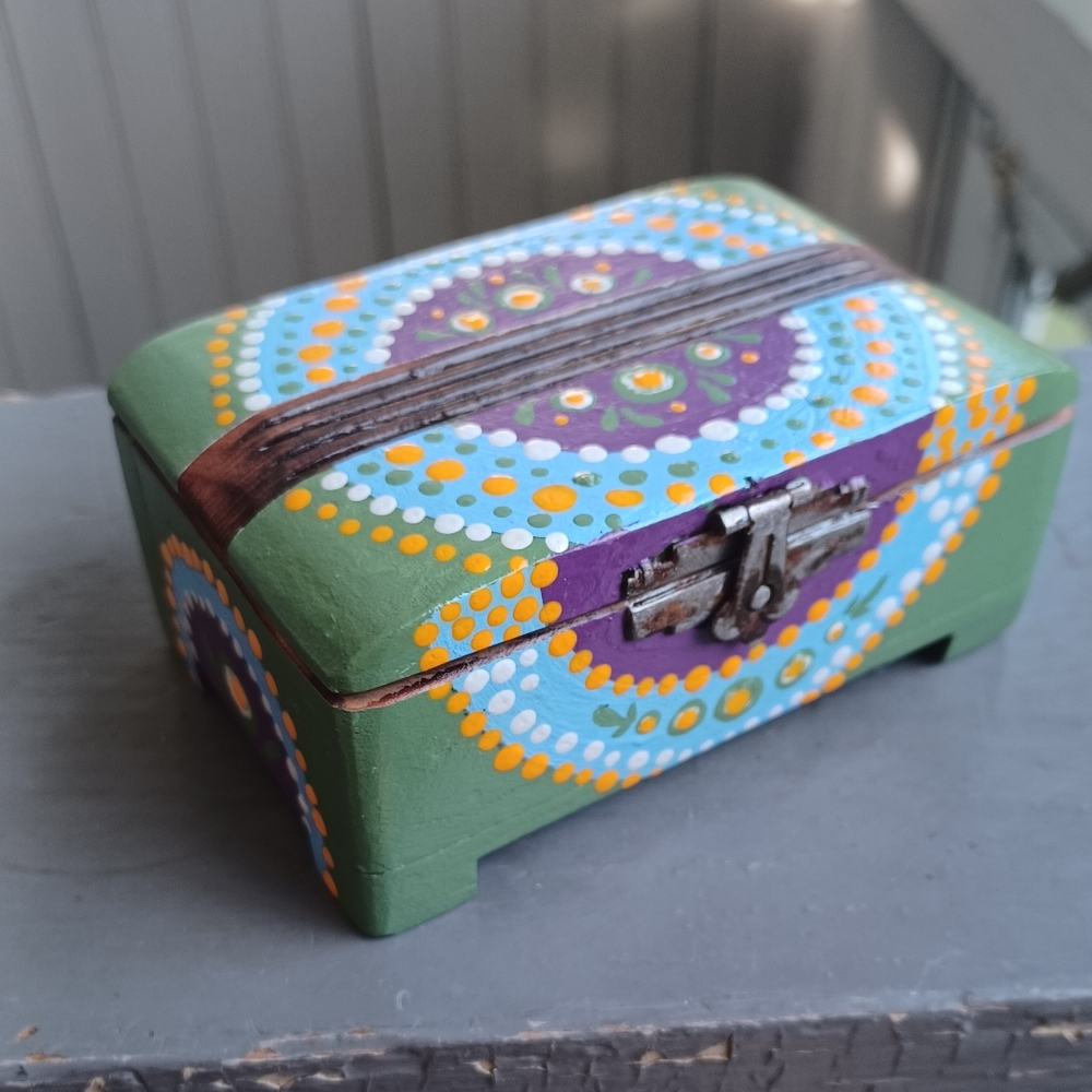 Vintage handmade colonial folk art painted hinged wooden storage box wood art